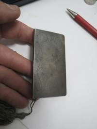 Almanakka-kannet, metallia, kannessa kaiveruus "Sirkka"