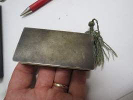 Almanakka-kannet, metallia, kannessa kaiveruus "Sirkka"