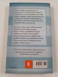 Poika raidallisessa pyjamassa