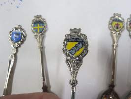 Paikkakuntalusikka 8 kpl, (7 kpl Suomi) Rauma, Pori, Vaasa, Kemi, Kokkola, Korpilahti, Jyväskylä + Gotland (Ruotsi)