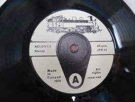 Nelonen - Forssan-Humppilan rautatie  (JFR) - Viimeinen juna Humppilaan ja takaisin 29.3.1974 - höyryveturi  "Nelonen" Ateliers de Tubize, Belgia 1947 -single-levy