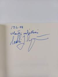Ihmisiä rannalla : tarinoita suomalaisten veijareiden seikkailuista Iberian rantamailla ja vähän muuallakin (signeerattu)