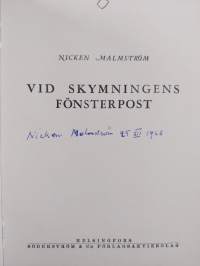 Vid skymningens fönsterpost (signeerattu)