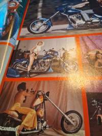 SCANBIKE N:O 1, 2000. Ruotsin kielinen, Pohjoismaihin suunnattu moottoripyörä lehti. Kuvi tapahtumista ja retkistä vesien äärelle.Isoilla joukoilla maantie ajoa.