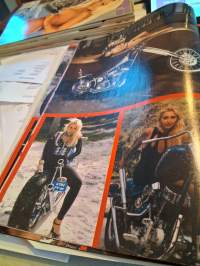 SCANBIKE N:O 1, 2000. Ruotsin kielinen, Pohjoismaihin suunnattu moottoripyörä lehti. Kuvi tapahtumista ja retkistä vesien äärelle.Isoilla joukoilla maantie ajoa.