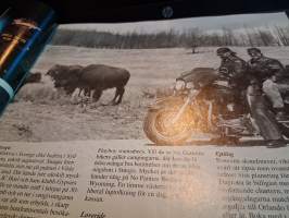 SCANBIKE N:O 1, 2000. Ruotsin kielinen, Pohjoismaihin suunnattu moottoripyörä lehti. Kuvi tapahtumista ja retkistä vesien äärelle.Isoilla joukoilla maantie ajoa.
