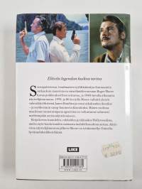 Nimeni on Moore, Roger Moore