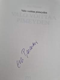 Valo voittaa pimeyden (signeerattu)