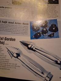 MCM- Moottoripyöräily lehti n:o 5/ 1998.Ruotsin kielinen. Naisia mukana kyydissä,ajamassa tai esittelemässä pyöriä. Iloisia ilmeita joukkotapaamisessa.