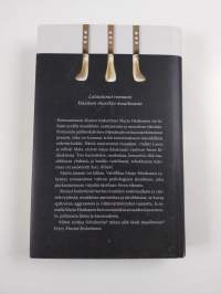 Mustat koskettimet : romaani