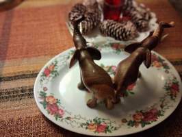 Puiset, haitilaiset norsut. Jos kärsän kärkeen mitataan  ovat norsut 12 cm korkeat.