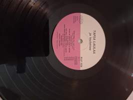 Tapio Rautavaara/ Tapsa laulaa ja laulattaa, 16 laulua vinyylillä.Sovitukset Toivo Kärki, kuoro ja yhtye johtajana Jukka Borg Tuottaja Rytmi Oy.