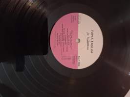 Tapio Rautavaara/ Tapsa laulaa ja laulattaa, 16 laulua vinyylillä.Sovitukset Toivo Kärki, kuoro ja yhtye johtajana Jukka Borg Tuottaja Rytmi Oy.