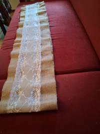 Pöytäliinoja rohdin pellavaa 6 kpl.Koko 30  x 2.30 cm. Ymmärtääkseni ollut aamiaismajoituksen isoillä pöydillä vain kerran  kesällä. ,