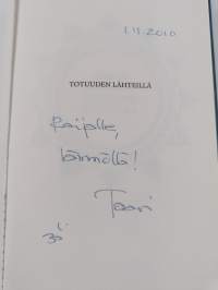Totuuden lähteillä (signeerattu, tekijän omiste)
