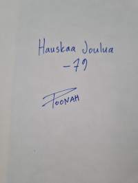 Akupunktio : valikoima Kouvolan Sanomissa julkaistuista pilapiirroksista (signeerattu)