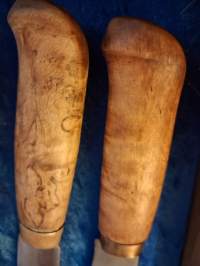 Leikkuu veitsiä 4 kpl- Matti Klemolan 1930 valmistamia. Terien pituus: 17cm, 18cm......18 cm....16 cm.