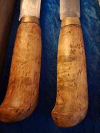 Leikkuu veitsiä 4 kpl- Matti Klemolan 1930 valmistamia. Terien pituus: 17cm, 18cm......18 cm....16 cm.