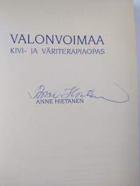 Valonvoimaa : kivi- ja väriterapiaopas (signeerattu)