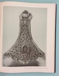 Русское ювелирное искусство: его центры и мастера XVI–XIX вв.  (  venäläinen hopea, jalometallitaide, korutaide, hopealeimat, leimaluettelot )