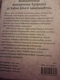Valon kivi, tietäjä nainen./ Christian Jaco.Suomentanut Anna-Maija Viitanen. Romaani muinaisesta Egyptistä ja Valon kiven salaisuudesta.