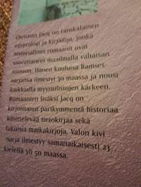 Valon kivi, tietäjä nainen./ Christian Jaco.Suomentanut Anna-Maija Viitanen. Romaani muinaisesta Egyptistä ja Valon kiven salaisuudesta.