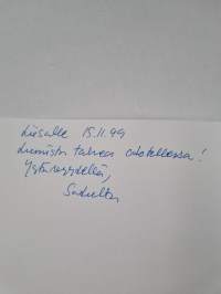 Askeleita akateemisille : tutkimus korkeasti koulutettujen työllistymisen esteistä ja mahdollisuuksista (signeerattu, tekijän omiste)