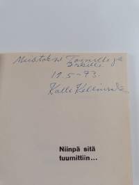 Niinpä sitä tuumittiin (signeerattu, tekijän omiste)