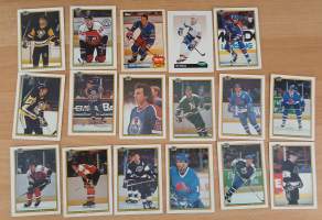 17 kappaletta NHL-jääkiekkokortteja 1990-luvun taitteesta