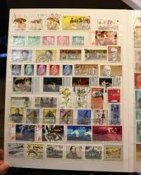 Filatelia - Postimerkkikokoelma 2 säilökirjassa: DDR n. 750 erilaista; Puola, Ranska, Ruotsi, Brasilia, Italia, Belgia, Jugoslavia, Romania ja Espanja (265 eril)