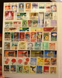 Filatelia - Postimerkkikokoelma 2 säilökirjassa: DDR n. 750 erilaista; Puola, Ranska, Ruotsi, Brasilia, Italia, Belgia, Jugoslavia, Romania ja Espanja (265 eril)