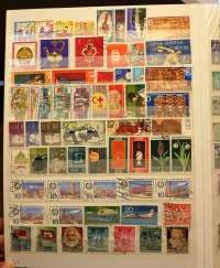 Filatelia - Postimerkkikokoelma 2 säilökirjassa: DDR n. 750 erilaista; Puola, Ranska, Ruotsi, Brasilia, Italia, Belgia, Jugoslavia, Romania ja Espanja (265 eril)