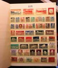 Filatelia - Postimerkkikokoelma 2 säilökirjassa: DDR n. 750 erilaista; Puola, Ranska, Ruotsi, Brasilia, Italia, Belgia, Jugoslavia, Romania ja Espanja (265 eril)