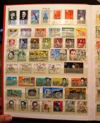 Filatelia - Postimerkkikokoelma 2 säilökirjassa: DDR n. 750 erilaista; Puola, Ranska, Ruotsi, Brasilia, Italia, Belgia, Jugoslavia, Romania ja Espanja (265 eril)