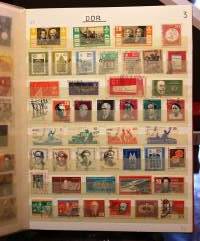 Filatelia - Postimerkkikokoelma 2 säilökirjassa: DDR n. 750 erilaista; Puola, Ranska, Ruotsi, Brasilia, Italia, Belgia, Jugoslavia, Romania ja Espanja (265 eril)