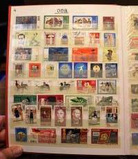 Filatelia - Postimerkkikokoelma 2 säilökirjassa: DDR n. 750 erilaista; Puola, Ranska, Ruotsi, Brasilia, Italia, Belgia, Jugoslavia, Romania ja Espanja (265 eril)