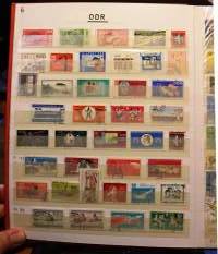 Filatelia - Postimerkkikokoelma 2 säilökirjassa: DDR n. 750 erilaista; Puola, Ranska, Ruotsi, Brasilia, Italia, Belgia, Jugoslavia, Romania ja Espanja (265 eril)