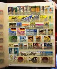 Filatelia - Postimerkkikokoelma 2 säilökirjassa: DDR n. 750 erilaista; Puola, Ranska, Ruotsi, Brasilia, Italia, Belgia, Jugoslavia, Romania ja Espanja (265 eril)
