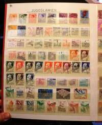 Filatelia - Postimerkkikokoelma 2 säilökirjassa: DDR n. 750 erilaista; Puola, Ranska, Ruotsi, Brasilia, Italia, Belgia, Jugoslavia, Romania ja Espanja (265 eril)
