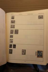 Filatelia - Vanha koko maailma postimerkkikansio/ Postimerkkikokoelma. *Suomen Kierrekansio Oy*. Ruuvikiinnitys, irtolehtikansio. Postimerkit: liimakekiinnitys