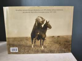 Pohjois-Amerikan intiaanit : Edward S. Curtisin ainutlaatuinen kuvakokoelma