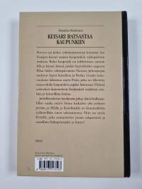 Keisari ratsastaa kaupunkiin : nuortenromaani vuoden 1809 tapahtumista