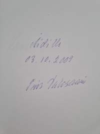 Iris Palosaari : auttajana kahden maailman välissä (tekijän omiste, signeerattu)
