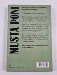 Mustan ponin ratsastus