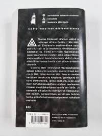 Valkopukuinen nainen