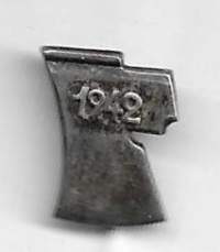 Talkookirves Rautakirves  1 motti halkoja 1942  neulamerkki -  rintamerkki