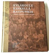 Kyläkoulu keskellä kaupunkia : Helsingin Juutalainen Yhteiskoulu 100 vuotta