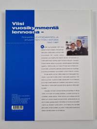 Viisi vuosikymmentä lennossa : Finnairin lentoemäntien ja stuerttien työn historia 1947-1997