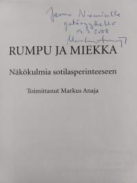 Rumpu ja miekka : Näkökulmia sotilasperinteeseen (signeerattu, tekijän omiste)