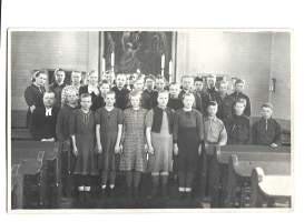 Kurkijoen evakko Rippikoululaisia Viitasaaren kirkossa 1941 valokuva nimet kuvan takana